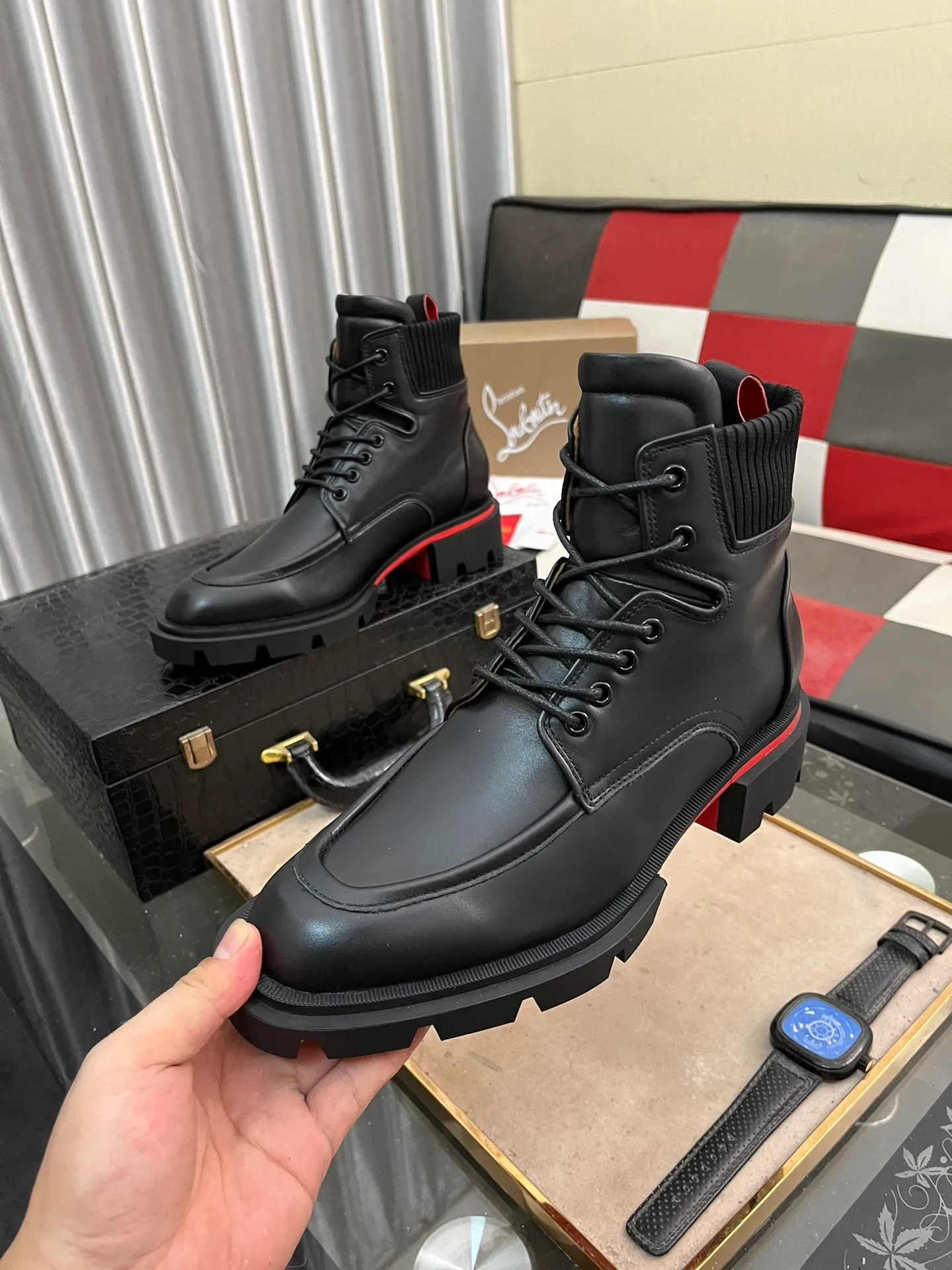 Men's shoes 💰880⌚️⌚️CL New formal leather shoes Christia* Loubouti* Red-soled shoes GREGGO men's Oxford shoes Made of imported cowhide/glossy patent leather/stitched contrasting high silk suede. Three-section toe design. Iconic red outsole, the ultimate personalized shoe. Original color cowhide lining. Original Italian leather outsole; fine workmanship brings you a luxurious experience. With its neat silhouette and straightforwardness, GREGGO men's Oxford shoes are Oxford shoes born for city roaming. The elegant lines and classic silhouette exude eternal charm. The black patent leather material is exquisite and eye-catching, adding a sense of luxury to the overall look. The slender toe design is full of elegance, and matched with closed shoelaces of the same color, the sophistication is invisible. The slim sole design provides the shoes with a light foot feel, elegant steps, and a refined and elegant look. Shows outstanding texture.  Standard leather shoe size: 38-44